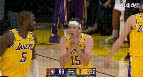 里夫斯刚鼓劲呢，詹姆斯立马送眼神防守+一步过！
末节初湖人连得得分，里夫斯也鼓劲