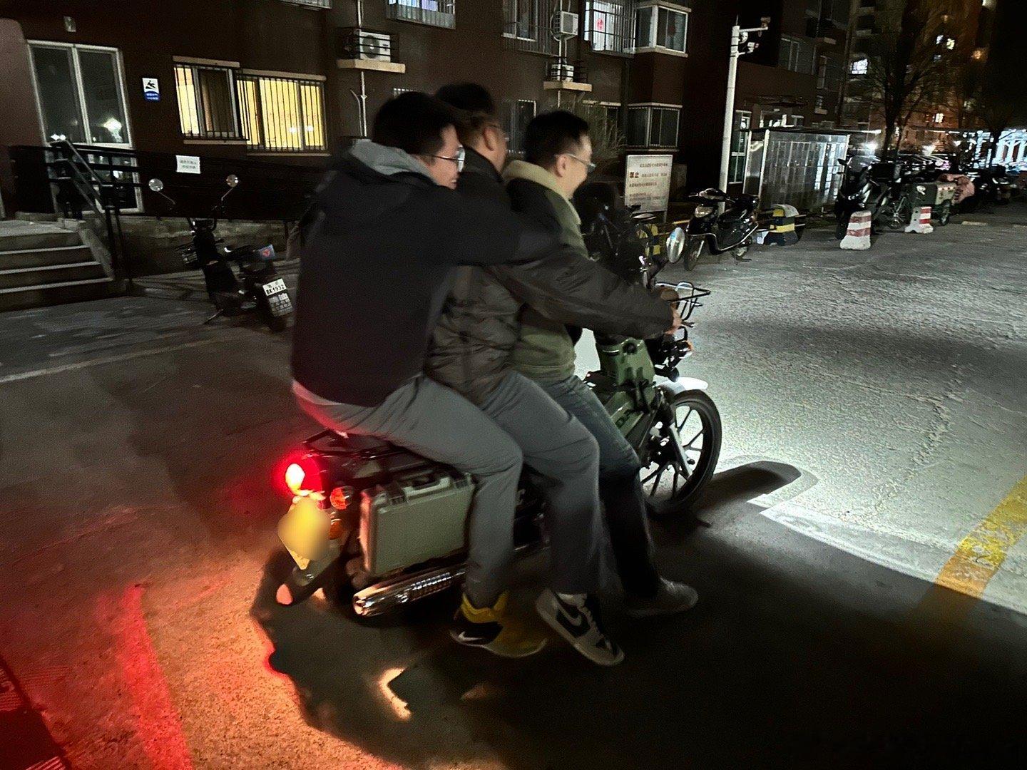 昨晚去试了下的本田幼兽cc110，这是我第一次骑弯梁车，很奇妙，比踏板稳，比挎骑