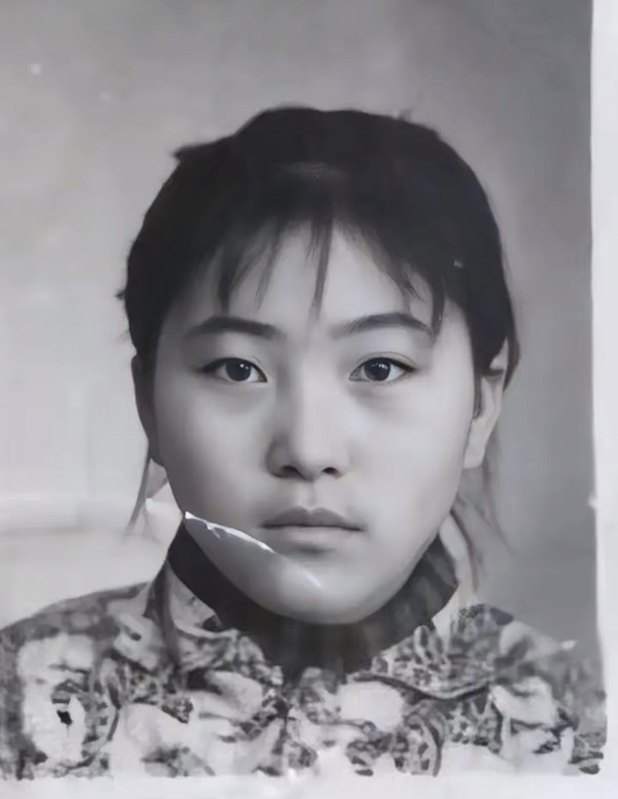 这是一张边疆身份证照片，那年大约16岁，一个单眼皮一个双眼皮。

后来我用妈妈的