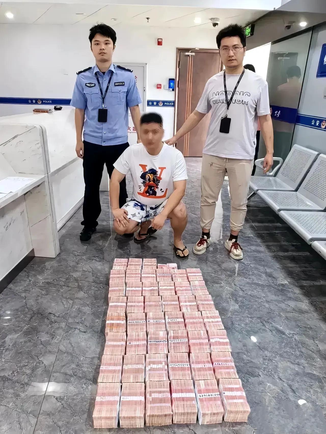 兰某（男，28岁）几天时间到几家不同银行柜台预约取款200万

兰某每次取款都是