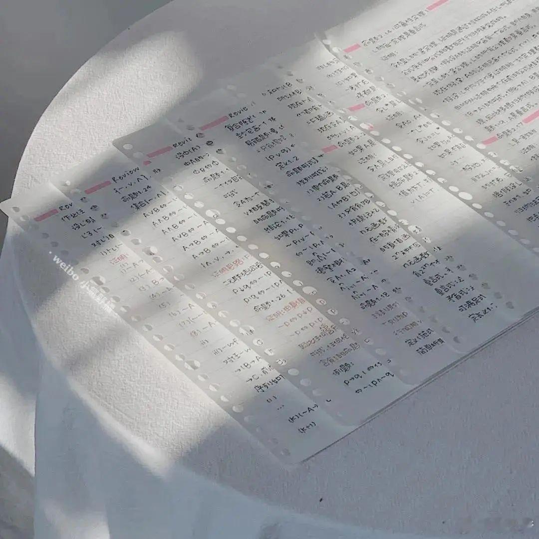 行人匆匆的街头巷尾，凡尘中的喧嚣嬉闹，有人寒了心，有人暖了胃，有人怪时间走得太快