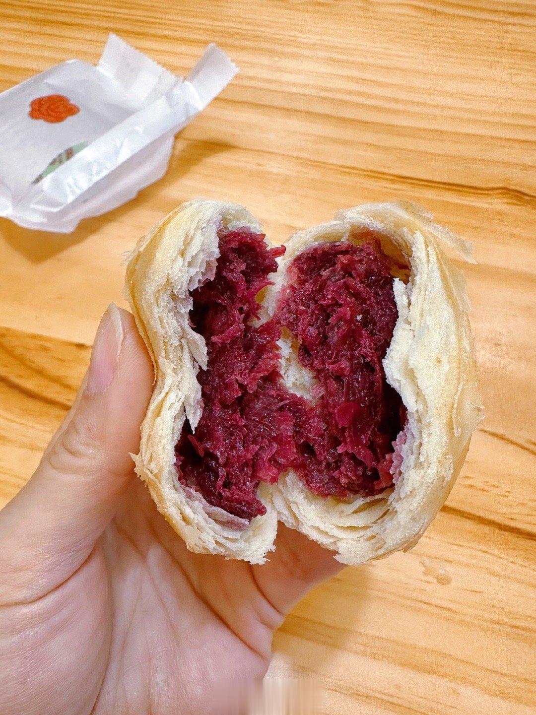 下午茶来一块鲜花饼，掰开满满的玫瑰花。一个饼里5朵玫瑰花🌹🌹🌹🌹🌹，云