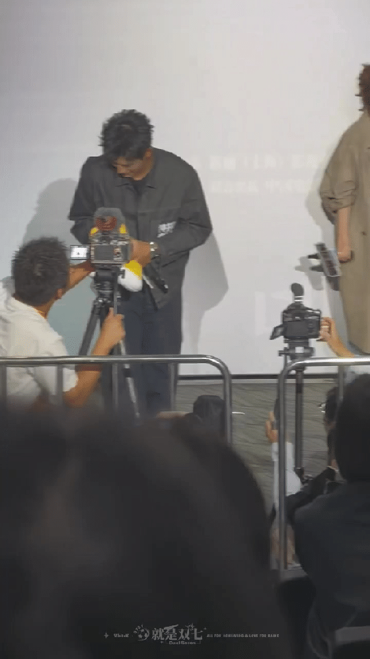 陈飞宇[超话]陈飞宇扔娃娃 陈飞宇今天《神探之痕迹》路演也太帅了！扔娃娃简直好酷