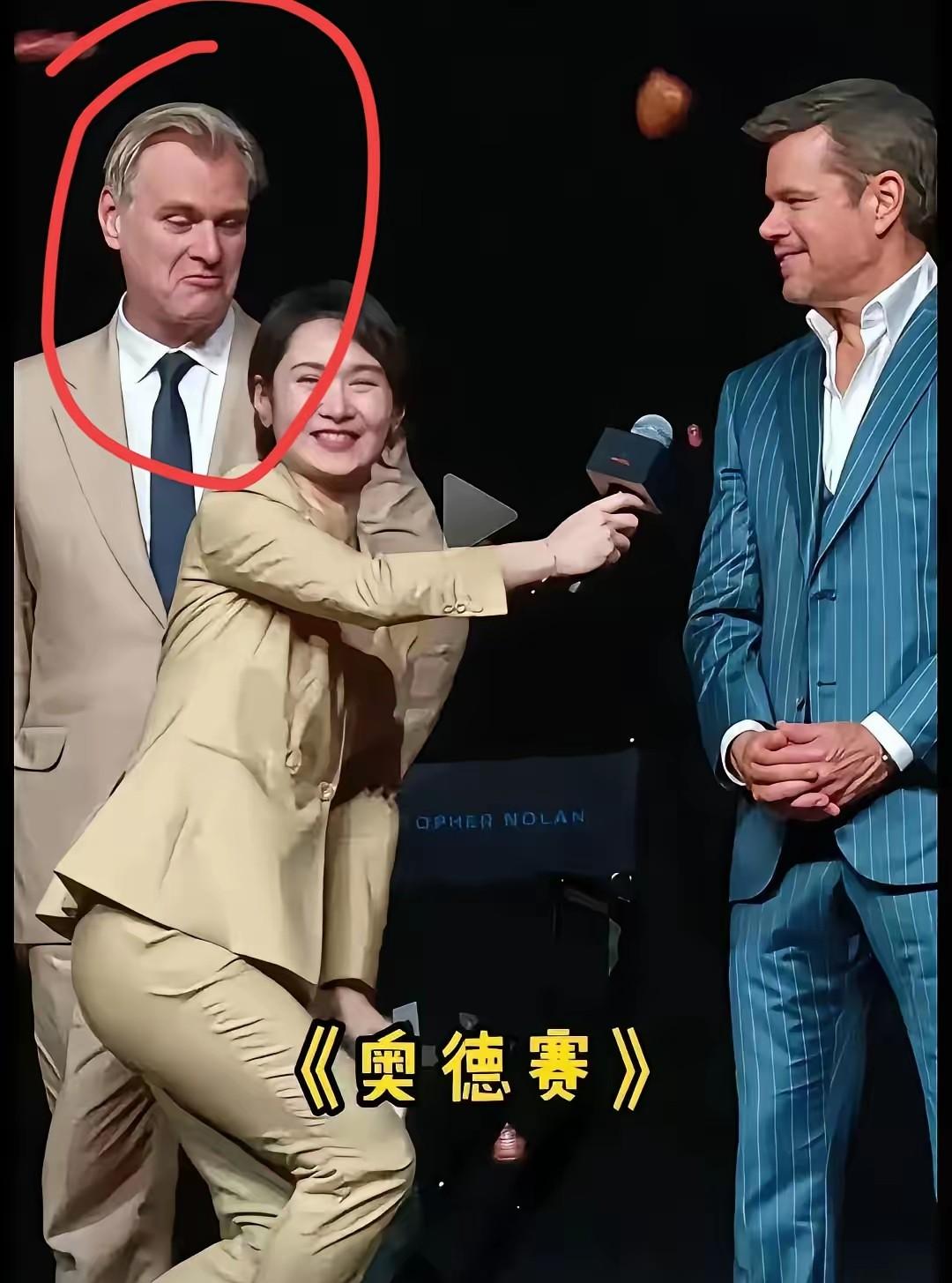 先不评价主持人的半蹲姿势
看看旁边这个老外
一脸不屑的表情，真的让人不舒服
主持
