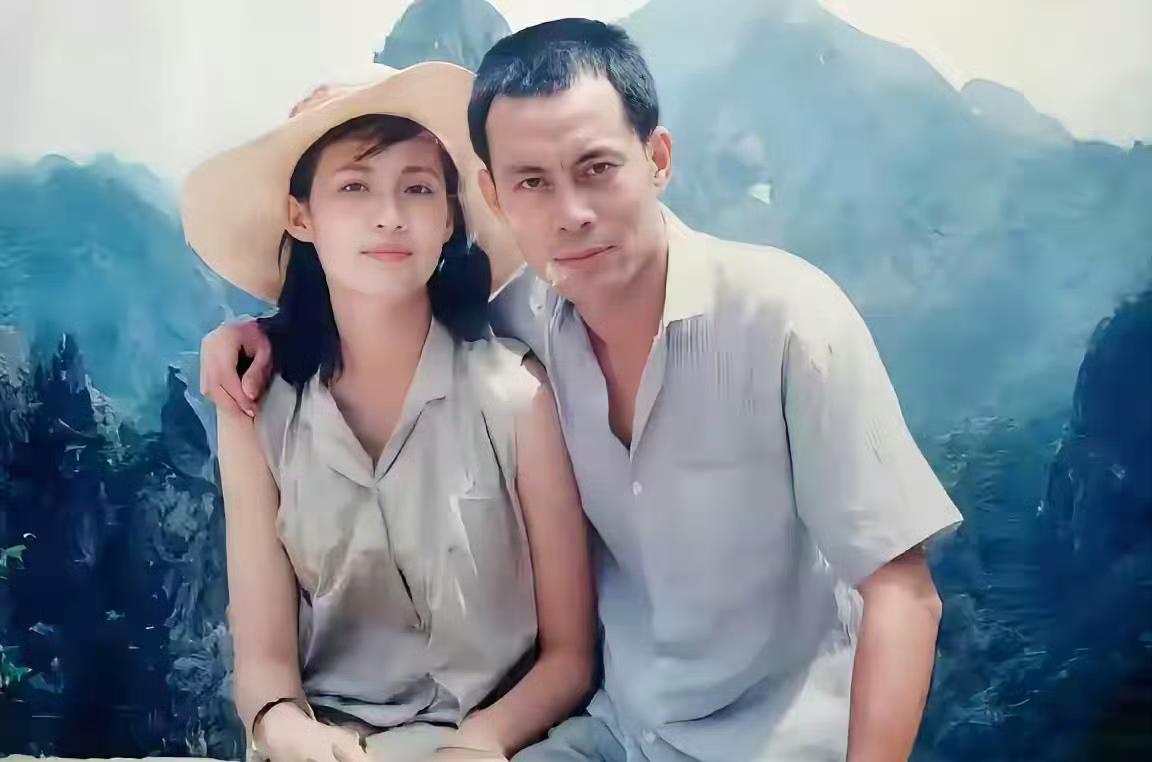 1988年，黄山光明顶，风大得能把人吹退两步。

张光北穿件旧夹克，陈炜扎着马尾