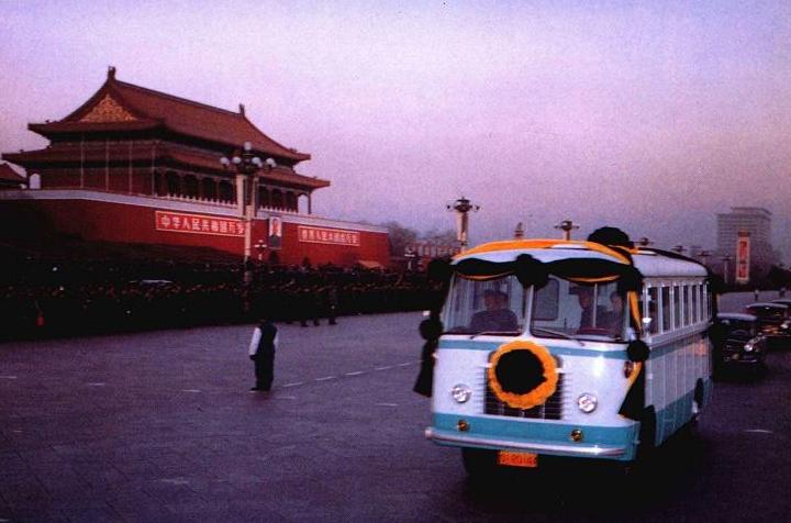 1976年，周总理去世后，发生了一件怪事：当时相关方面接连下发通知，限制各地群众