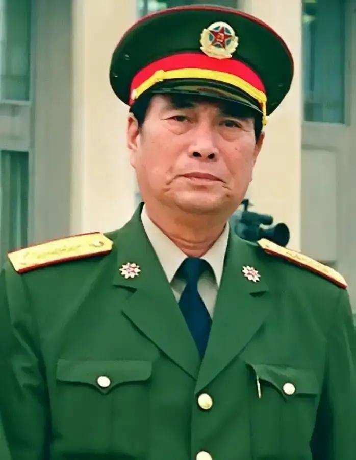 1979年对越自卫反击战，时任127师师长张万年，麾下17岁新兵吴建国抱着敌人滚