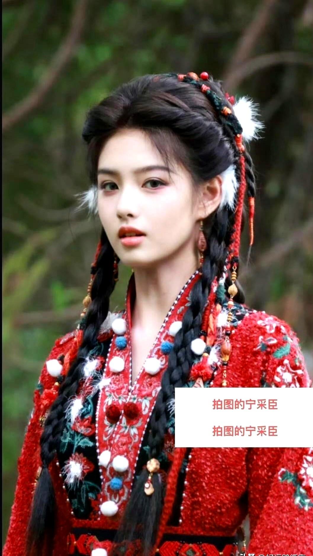 几张路透照流出，那个满脸胶原蛋白的小花，下颌线像刀切一样，灵气却被抽干了。

艾