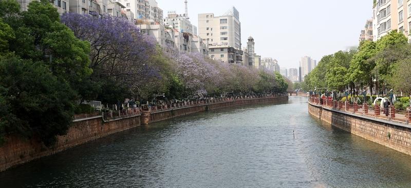 和风漫漫春城入=。
这是一个上联，读来顿时感染到春的气息，没有一丝俗气，反倒有一