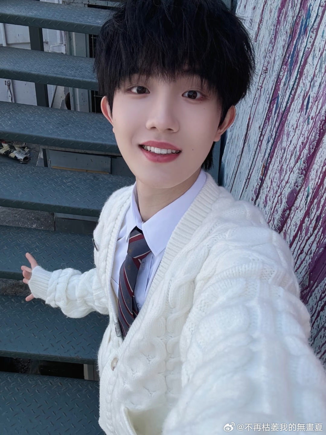 穆祉丞 和苏新皓 同款自拍照有一个人帅的很突出，你觉得是谁？ 