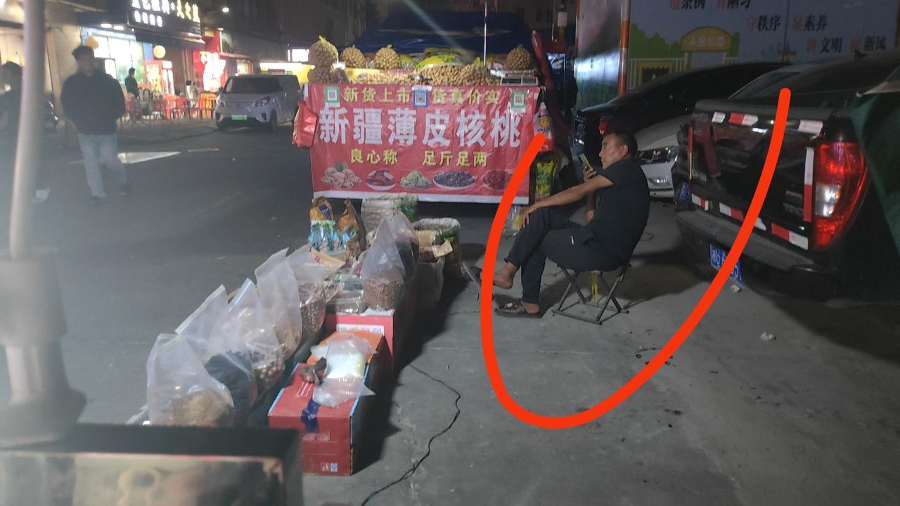 晒图笔记大赛一位卖坚果的大叔，生活很简单。就是白天出门，晚上十点回家。风吹日晒雨