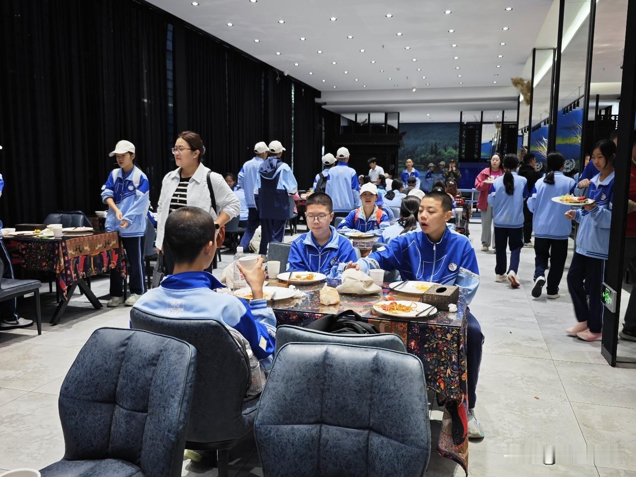 在乌鲁木齐吃个早餐，被一群初二学生狠狠“凡尔赛”了一把 

我们在乌鲁木齐第一天