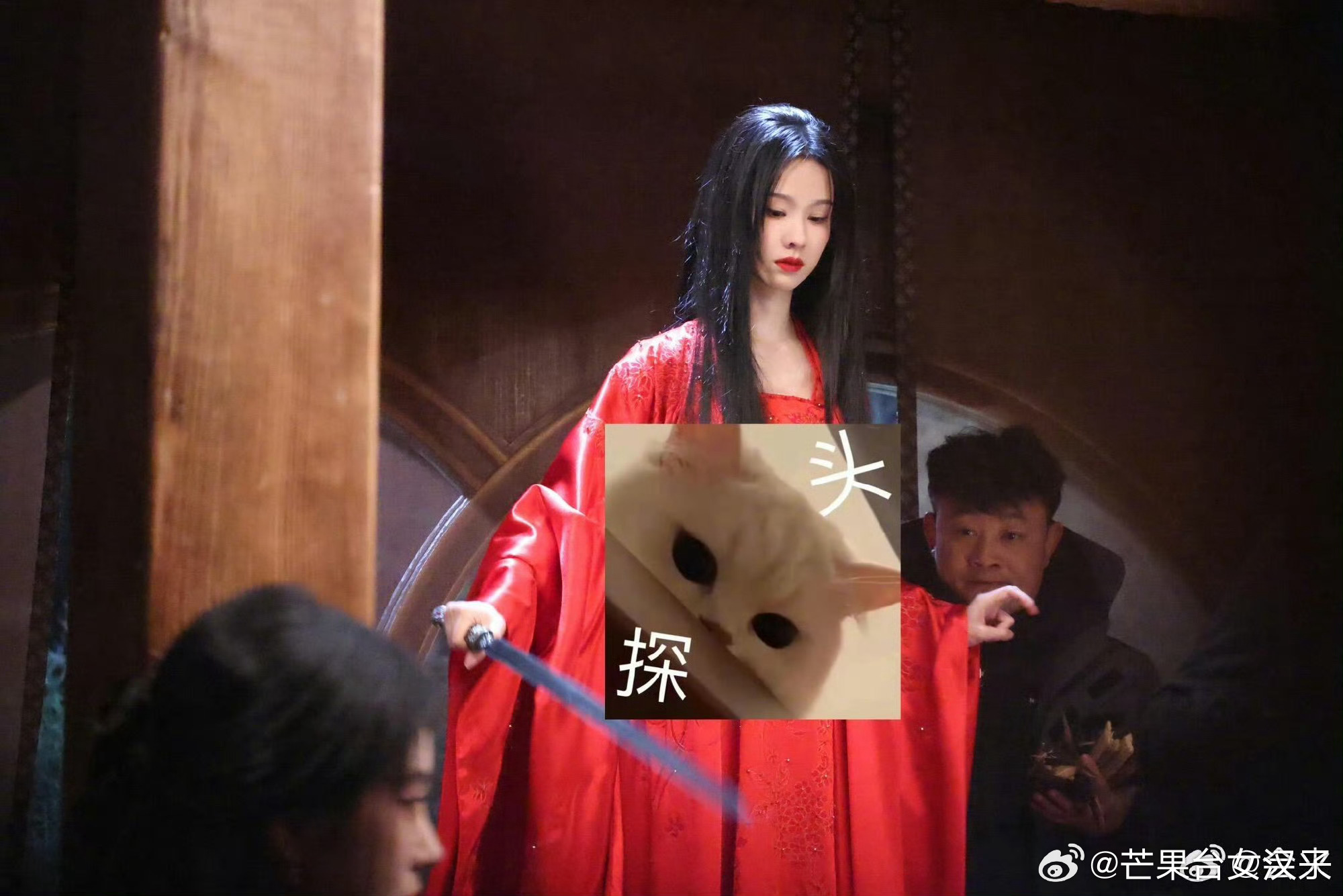 陈都灵月鳞绮纪红衣披发路透 ，原来这就是黑长直的魅力啊[苦涩][苦涩]好喜欢嘟嘟