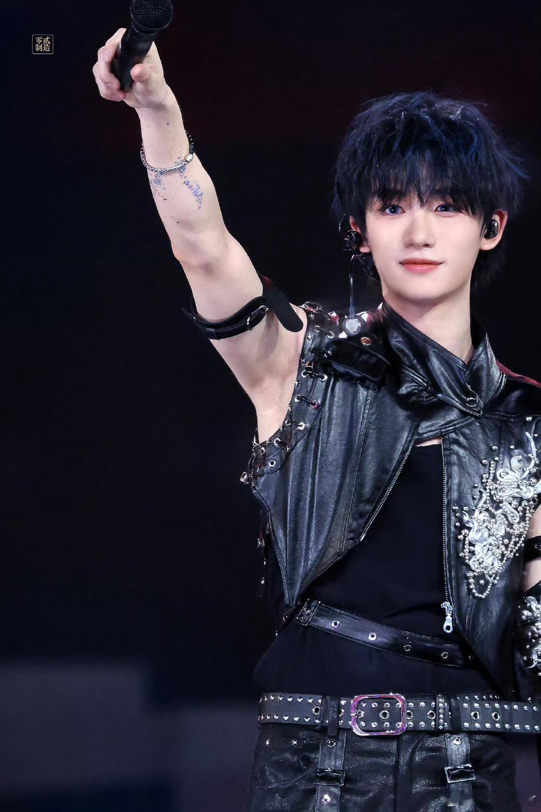 丁程鑫 ✨丁程鑫加冠礼演唱会 ✨丁程鑫 全能主舞大top “夕阳逐渐落去，爱意永