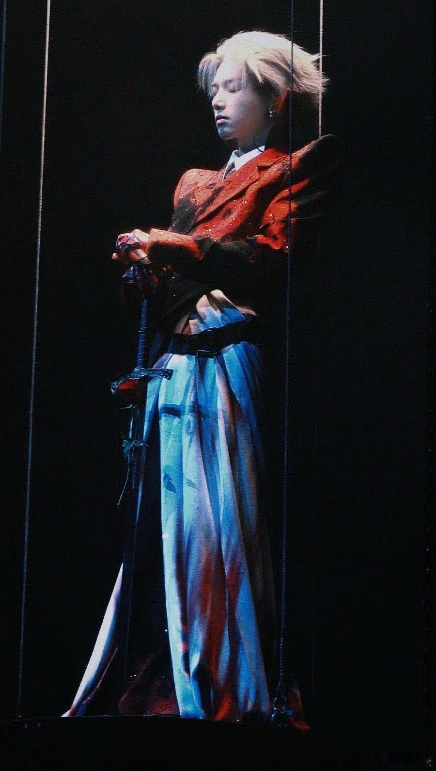 华晨宇玫瑰权杖夯爆了 玫瑰权杖一出，舞台格局直接被重新定义！华晨宇用这个充满象征