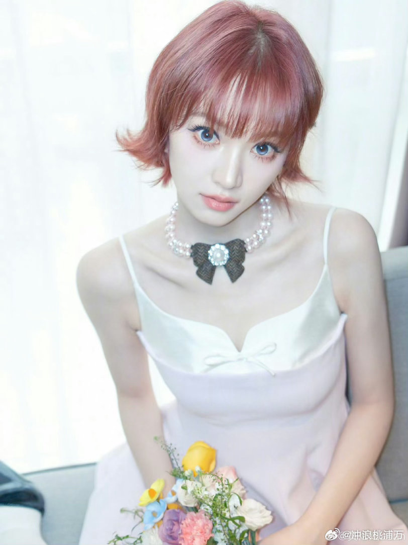 黄灿灿真人版阿尼亚黄灿灿粉发配小翅膀头饰，完全阿尼亚既视感~好可爱！乘风2026