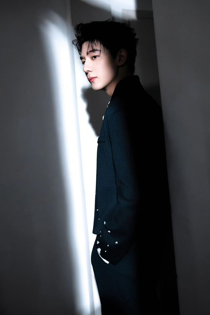 夏之光眼神好强的压迫感 以前觉得他适合演阳光少年，看完这组图觉得他也能演那种表面