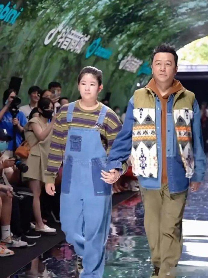 这或许正是“女儿是父亲前世情人”的写照，她的面容与父亲愈发相似，相似到令人惊叹。