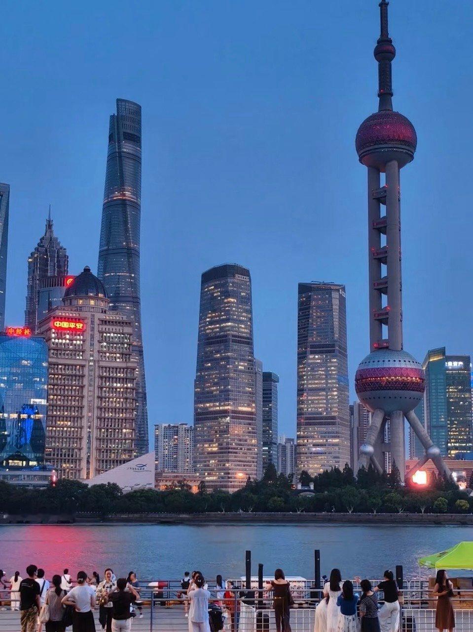 在上海地铁沉浸式感受赛事上海地铁夏日限定布景盛夏通勤惊喜掉落！上海地铁上新夏日赛