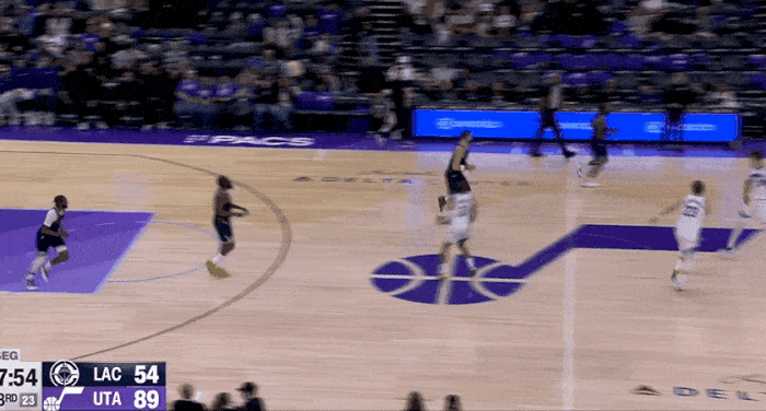 干啥呢？卡登连线被抢断快船又被打停！
在今天NBA常规赛快船对阵爵士的第三节比赛