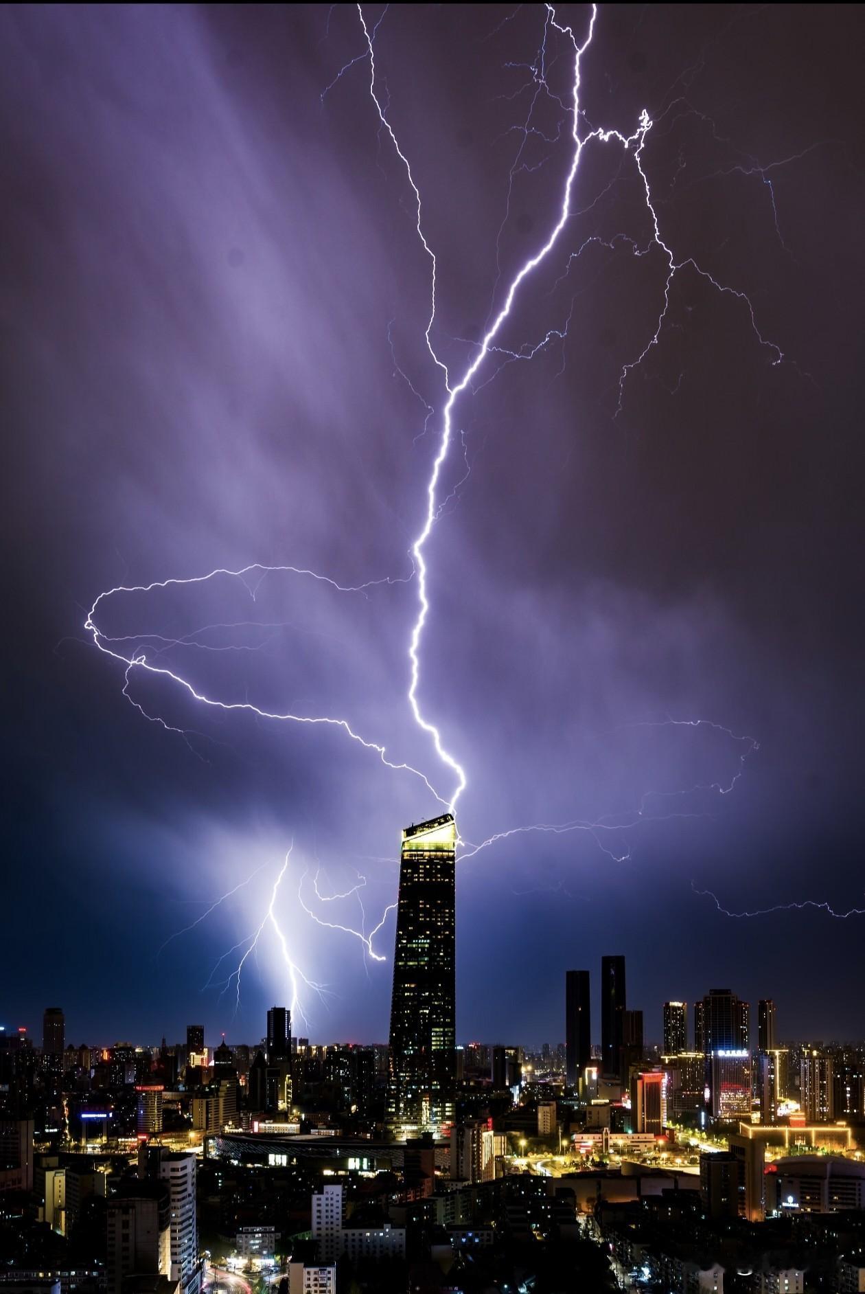 闪电划破盛京夜空！沈阳这场雷暴刷屏朋友圈！
 
4月25日夜晚，一场强对流天气突