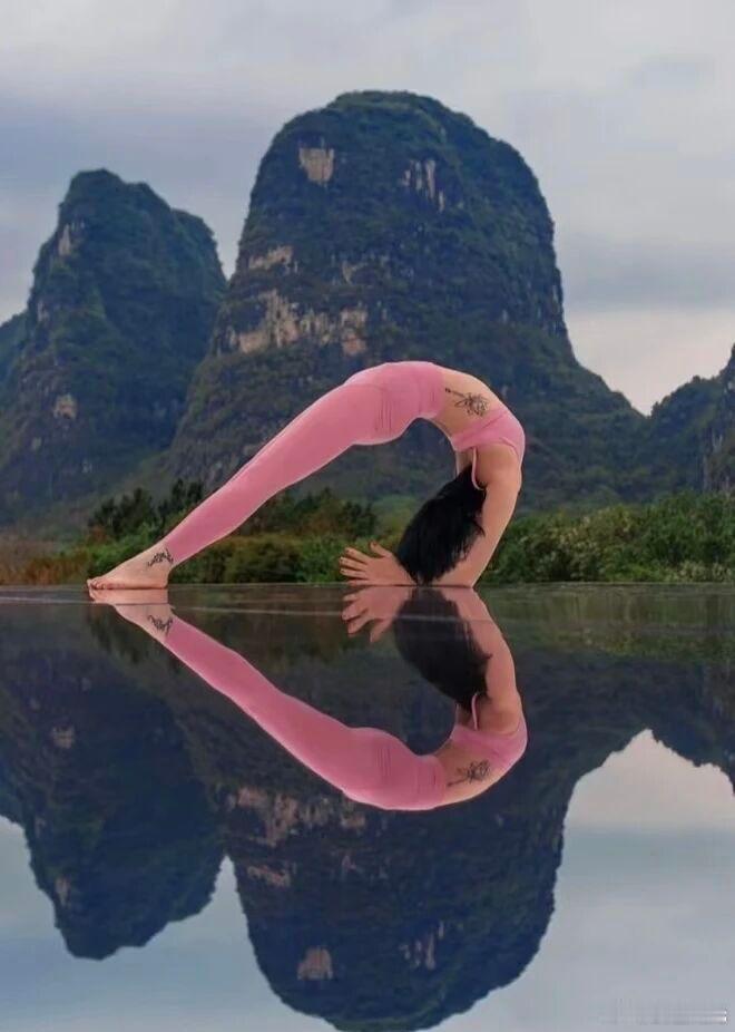 快乐的群有一个QQ群，里面MM爆多，小哥哥进去都有点受不了。整体开心歪歪。刷聊天