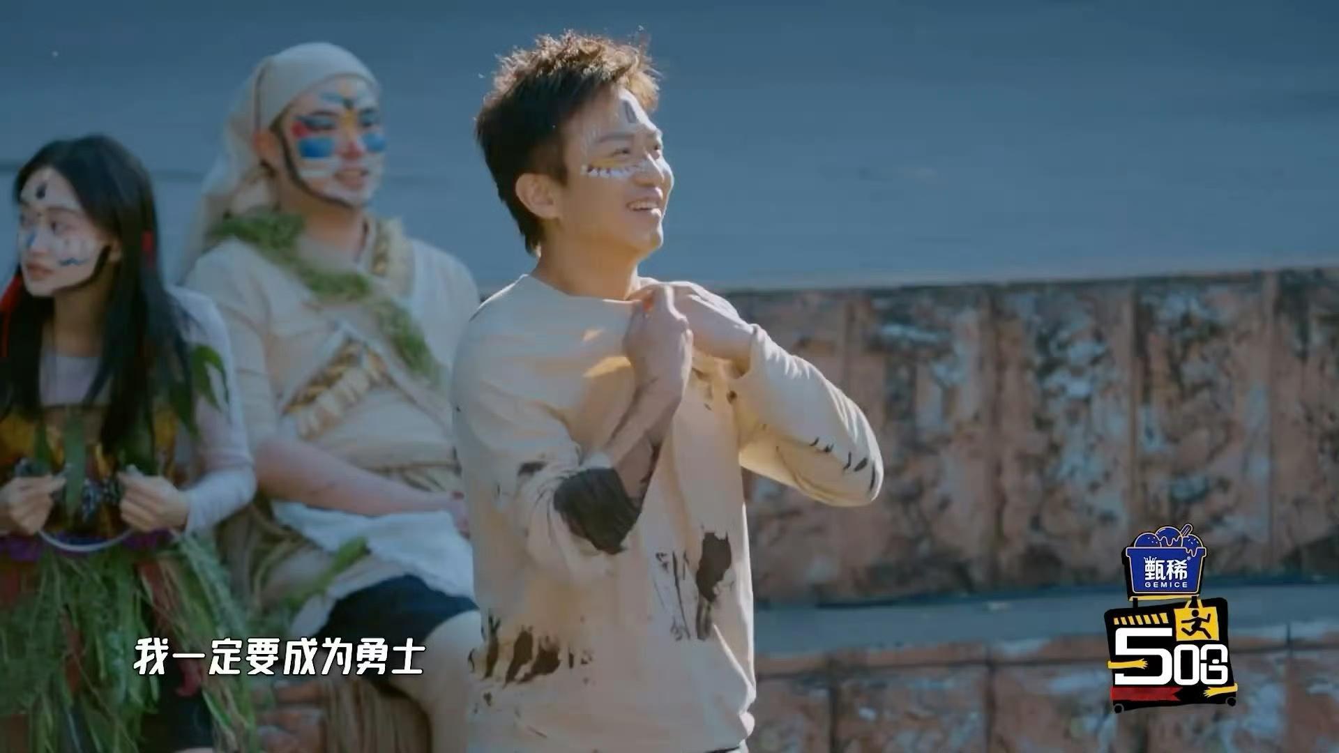 邓超问鹿晗身材不难看吧 这一段也太真实了，47岁保持腹肌的超哥小小炫耀一下，鹿晗