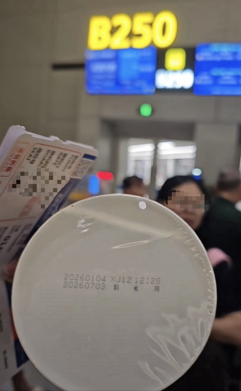 #祥鹏航空回应发过期泡面# 【祥鹏航空被指航班延误期间发过期泡面！航司称已现金补