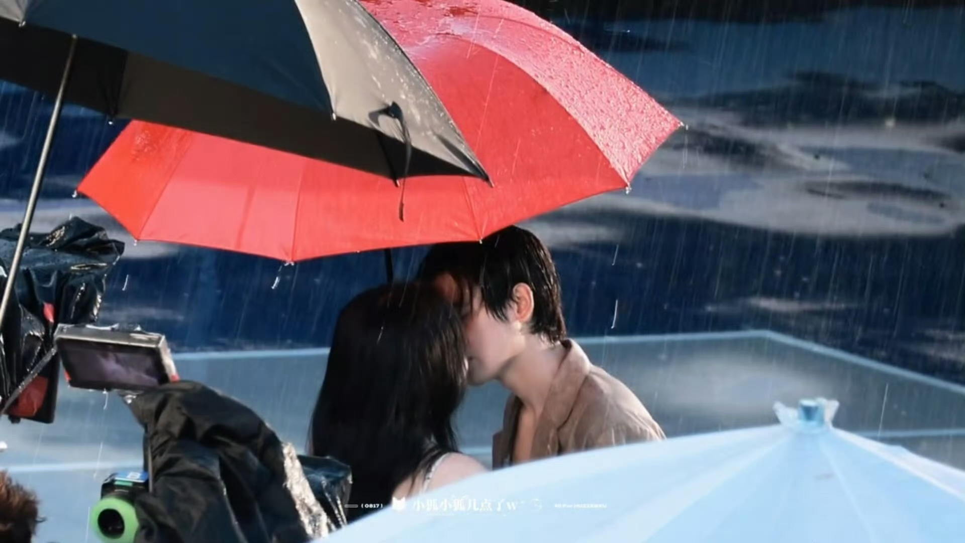 周也胡先煦雨中接吻路透，亲到扔伞跳舞！是混着雨水的亲亲嘛… ​​​