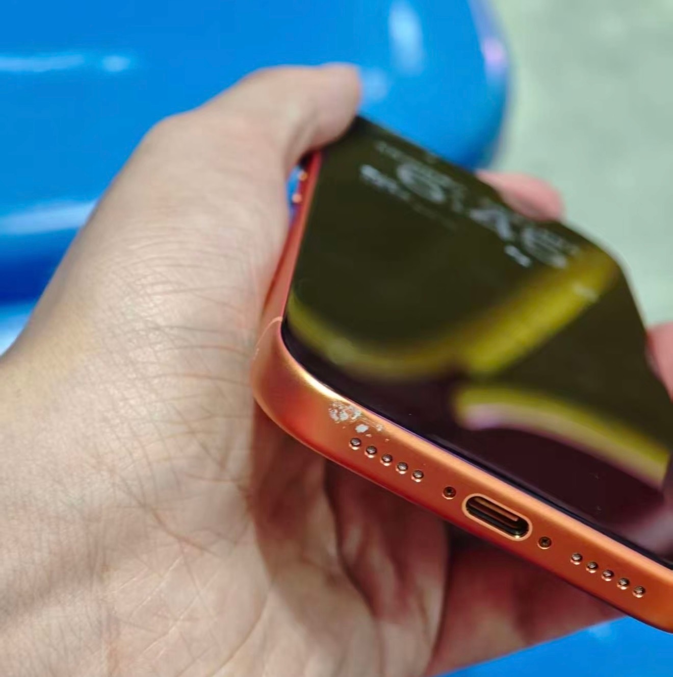 iPhone17系列展示机刮痕原因还是材质原因，为提升散热效率和整机一体性，iP