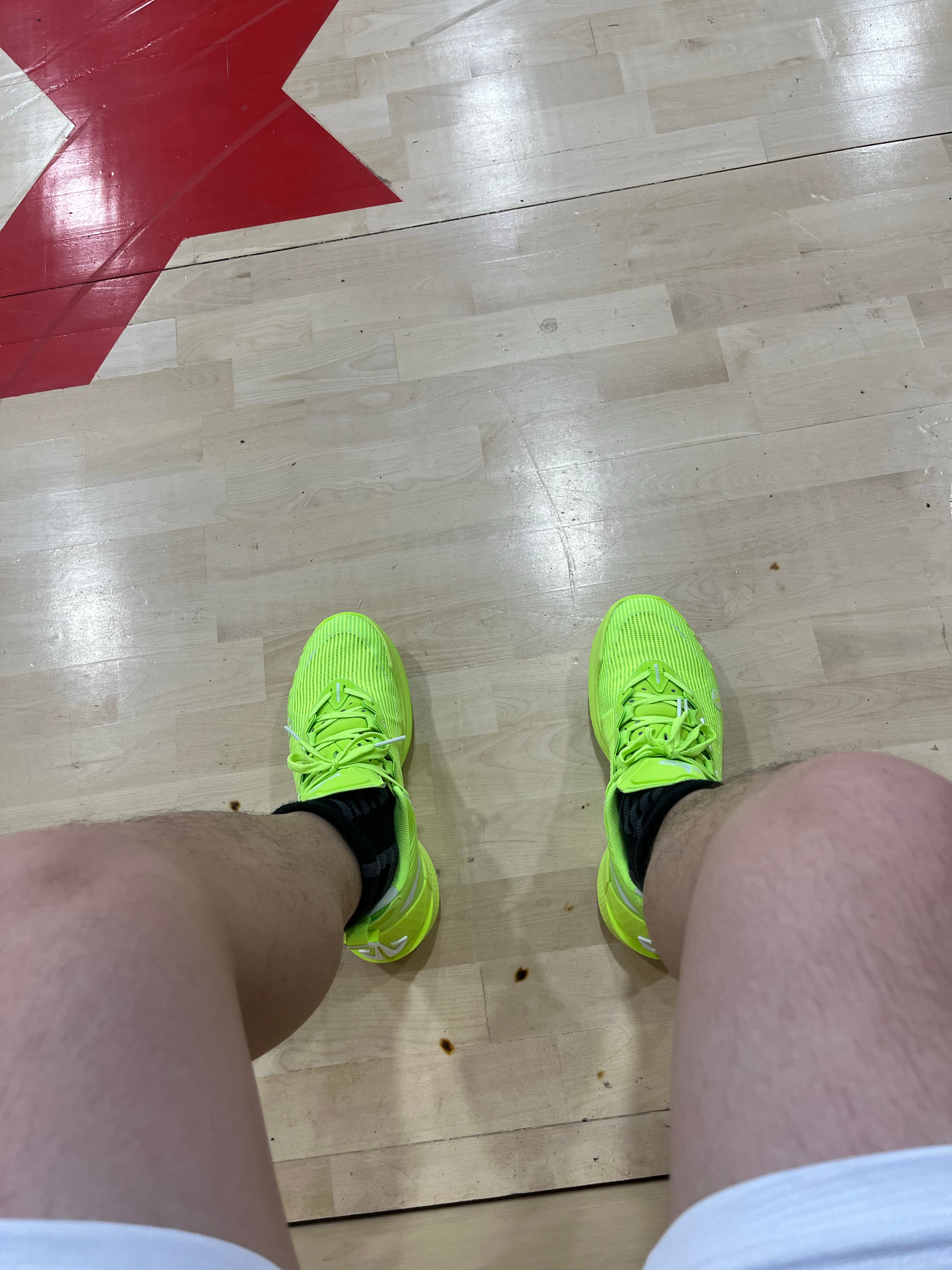 穿大哥的鞋子打个球巴特勒nba