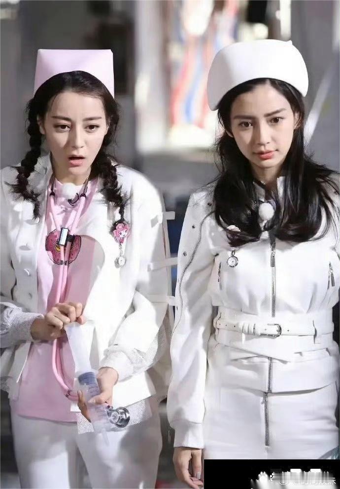 看跑男时，热巴和baby都很青涩。特别是baby，刚生完孩子但看不出来 