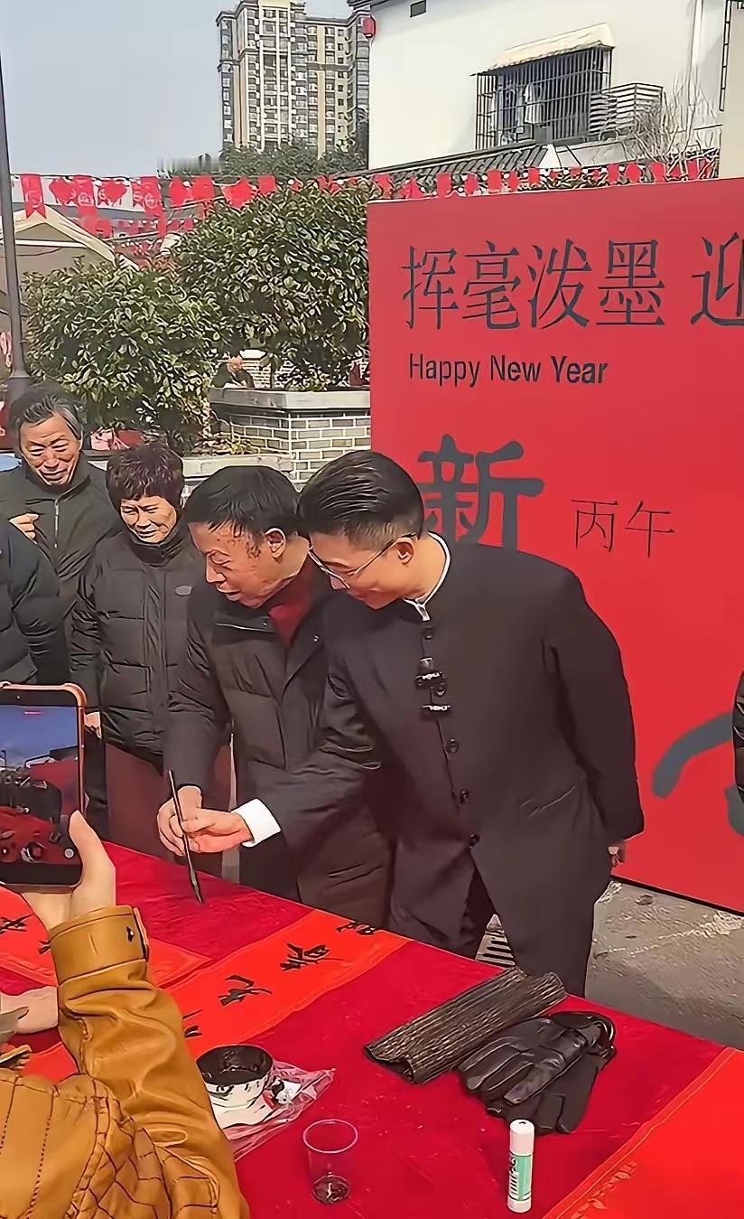 郭有才现象非偶然，是流量时代精准拿捏大众情绪的典型案例！央视讲经、乡村写联，看似