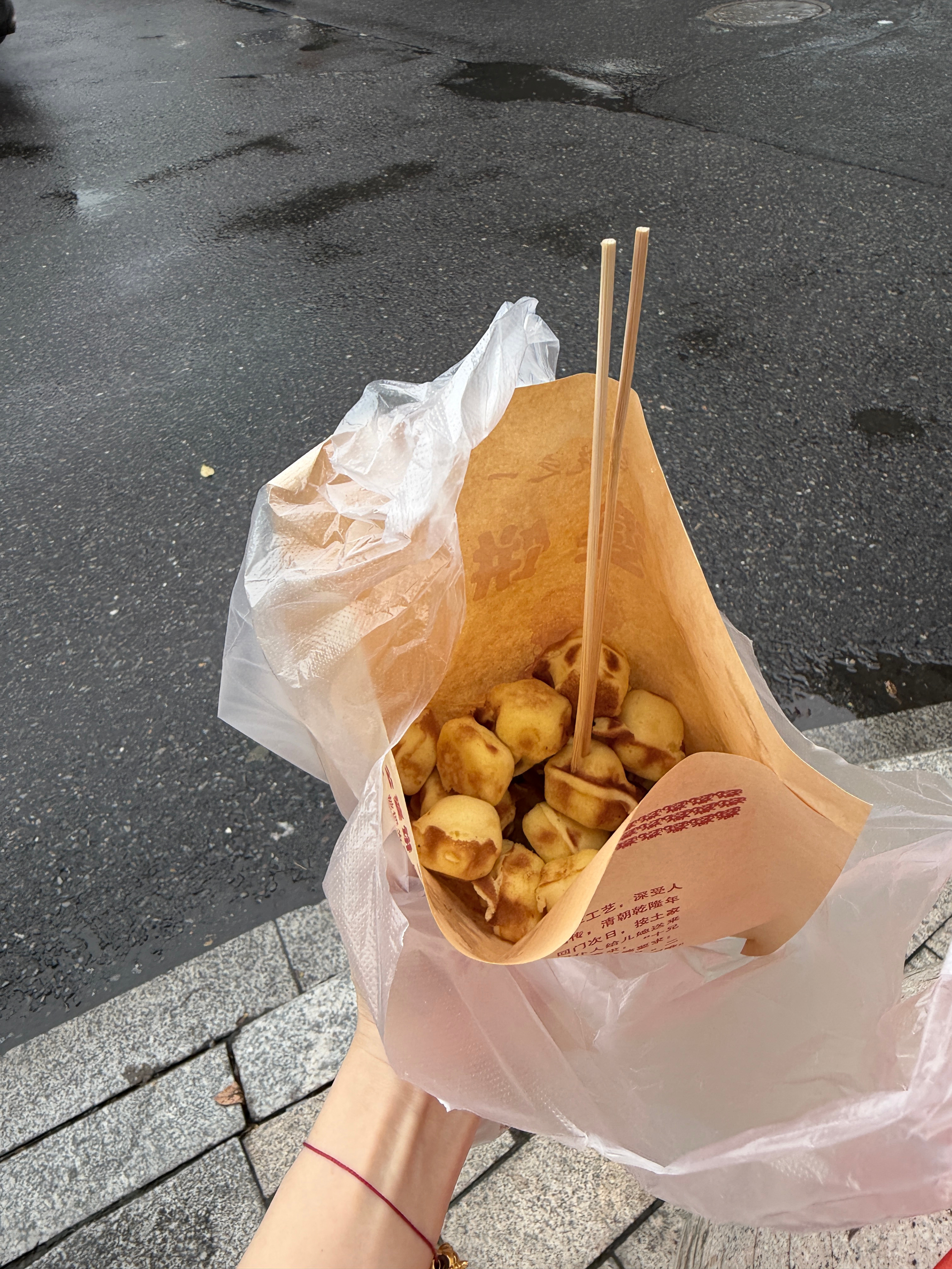 今天真的真的很倒霉！但是！我昨天把拍照手机放在瑞幸袋子里 提着去逛市场 回酒店我