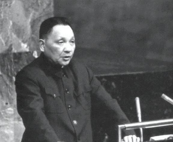 1986年，刘伯承离世，邓小平负责他葬礼一切事项的安排，这时有工作人员递给他一份