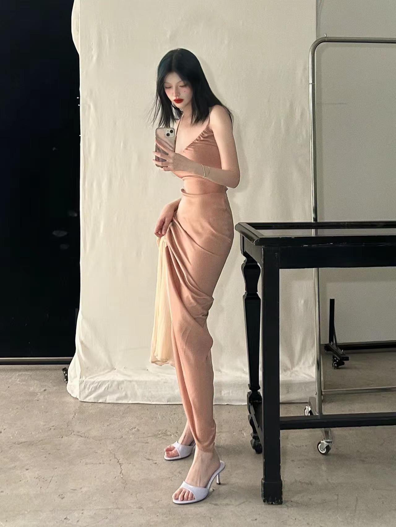 东方美。这次不卷头发了女生拍照姿势 粉色连衣裙