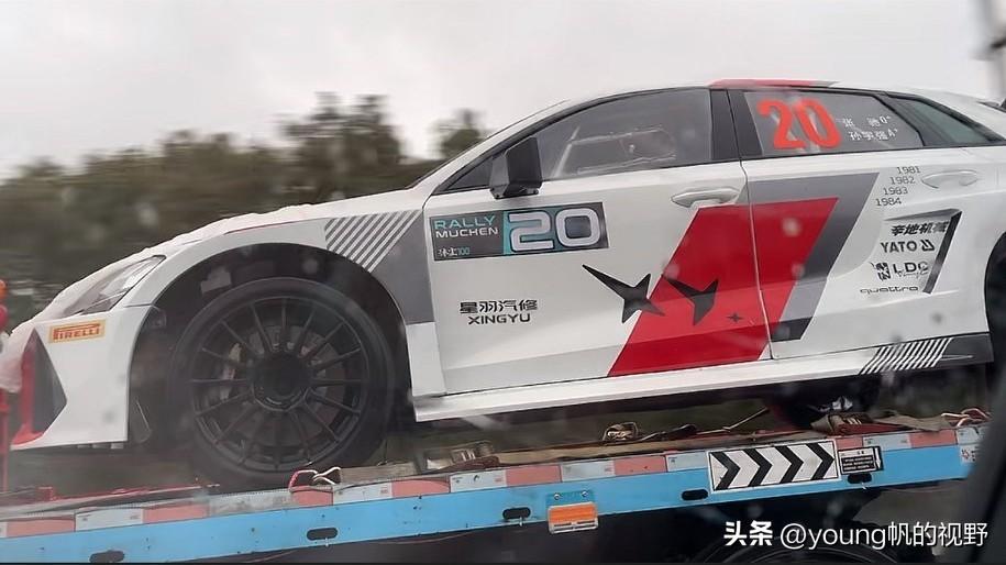 有车主在南京附近的高速公路上，看见了银幕上著名的车辆。这辆星羽汽修厂打造的奥迪A