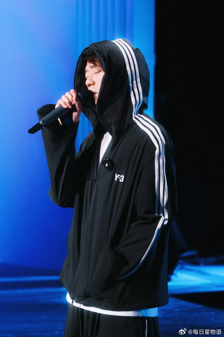 张栋梁澳门站开唱红红火火 澳门站的烟花负责灿烂，的嗓音负责心动。收官站状态拉满，