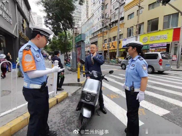 兰州城关交警开展交通违法集中整治行动为净化辖区道路交通环境，消除路面流动安全隐患