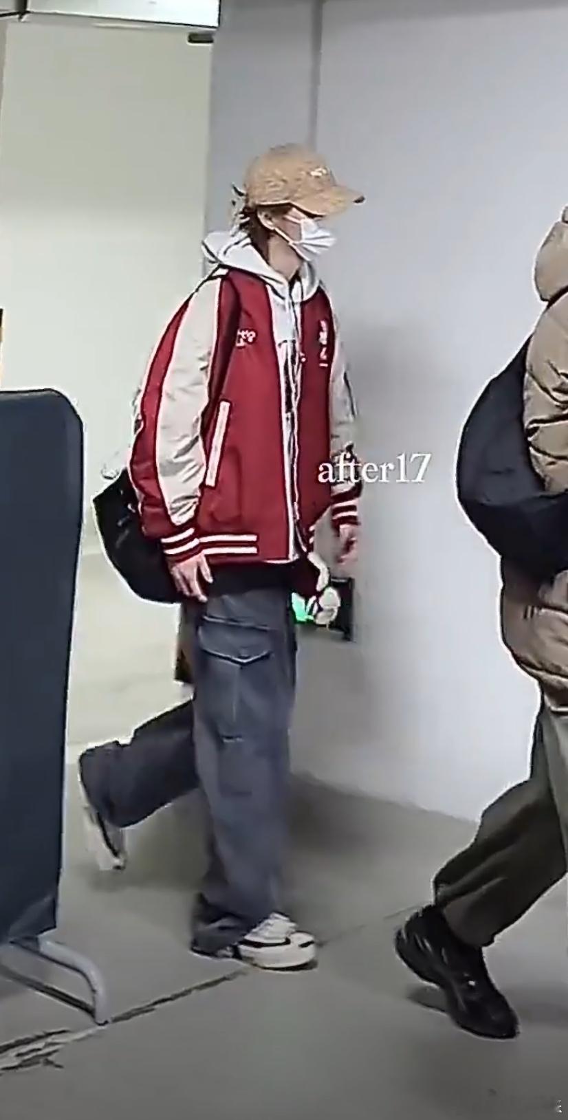 鹿晗鹿晗穿搭界最严厉的父亲 又被私服帅到了，简单清爽，少年感直接拉满。 