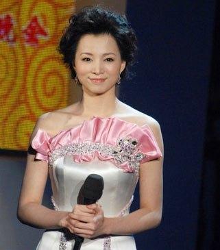 注意到了吗？不光周涛没发文悼念敬一丹，董卿也同样没有发声。

那问题来了：为什么