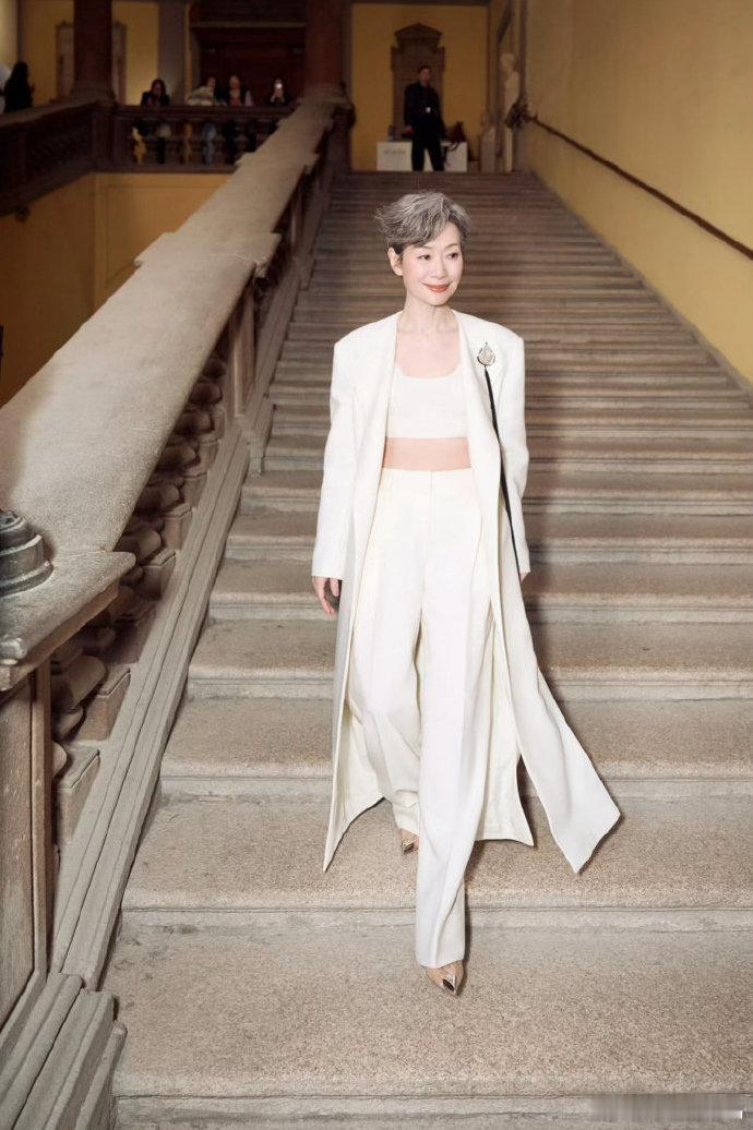 叶童出新歌了63岁叶童发EP人生最好的模样大抵就是如此！叶童走过半生，历经世事依