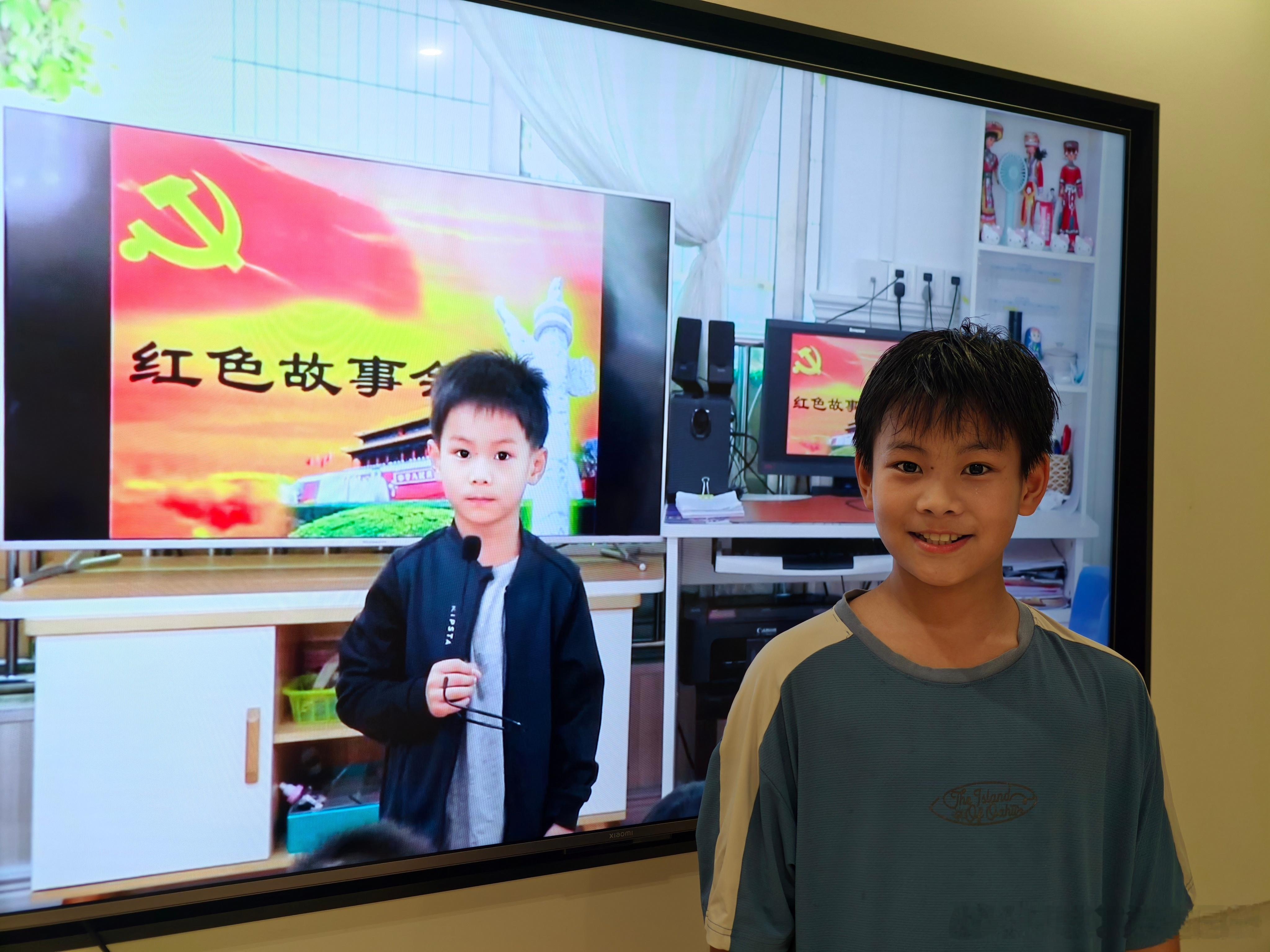 晚上我们看剧的时候，看到一个很古早的视频，是初哥哥在幼儿园中班时参加的一个红色故