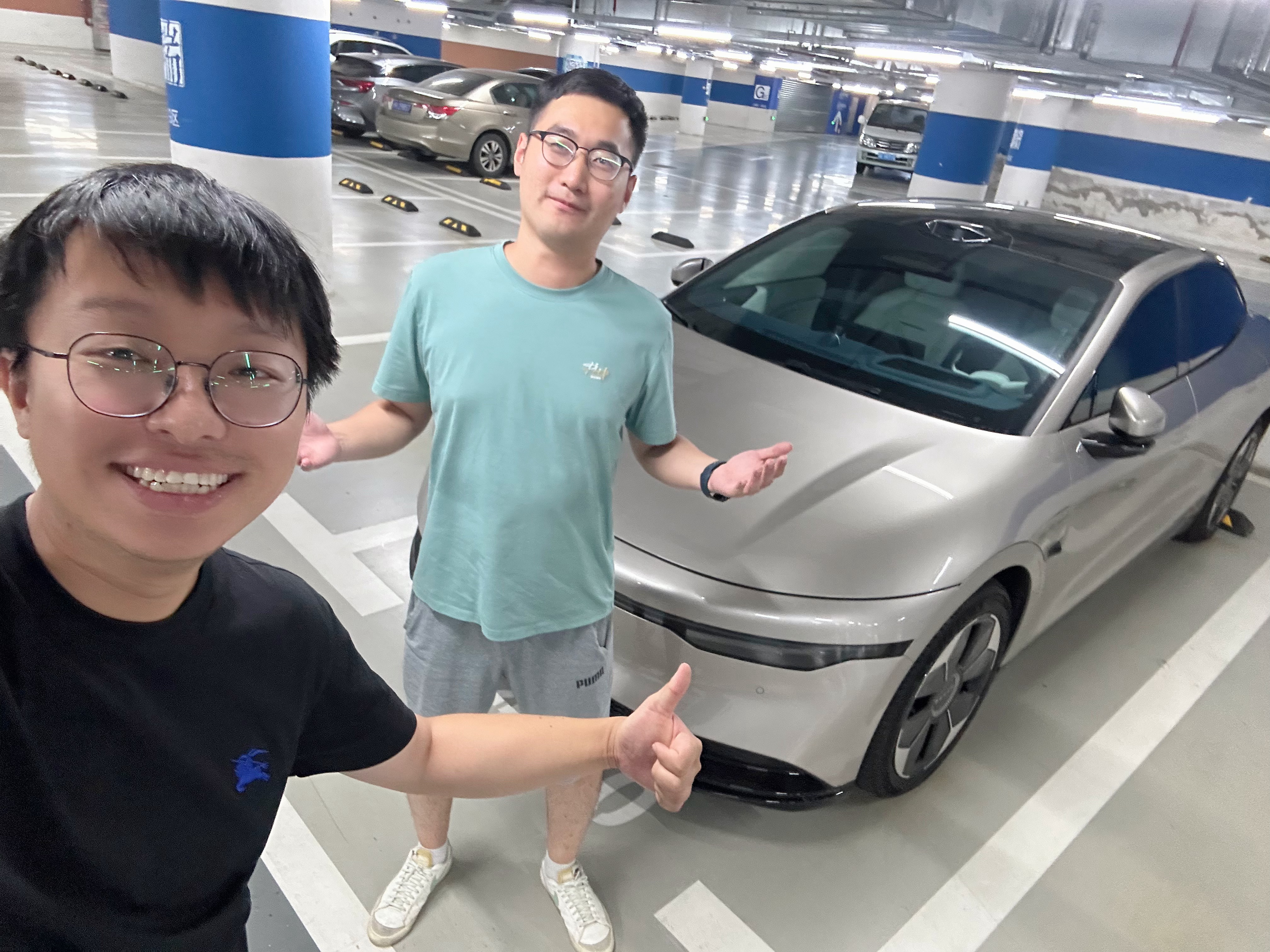 在这样一个悲伤的夜晚，能开极氪old 007出来接我，还请我吃饭，这个人绝对是真