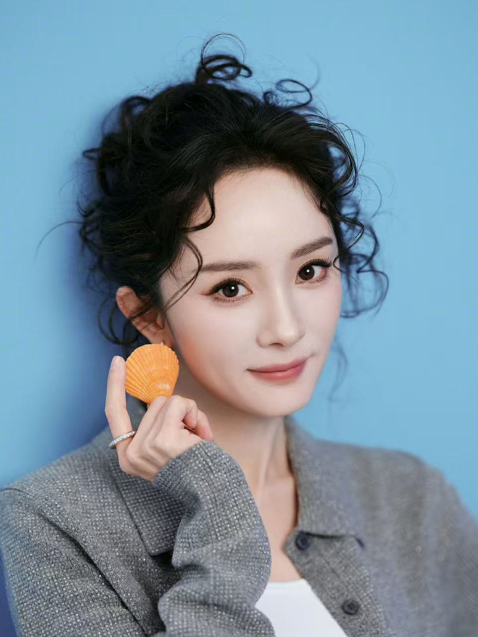 杨幂灰色学院风look杨幂卷毛盘发啊啊啊啊今日份卷毛小幂，别太美了！ ​​​