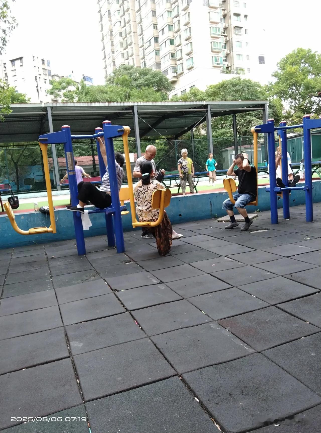 闲逛抓拍的美清晨人们这样生活街景随随手拍 公园早晨随手拍 城市一角的清晨 街景随