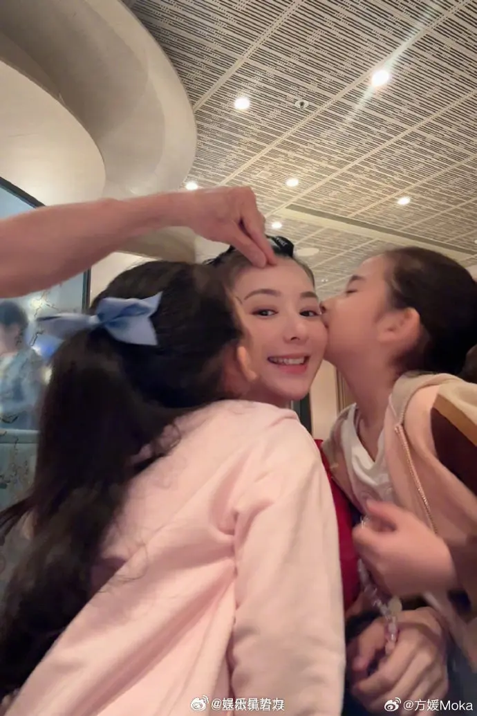 5月11日晚， 晒出两个女儿为方媛准备的母亲节惊喜。方媛随后分享全家合...