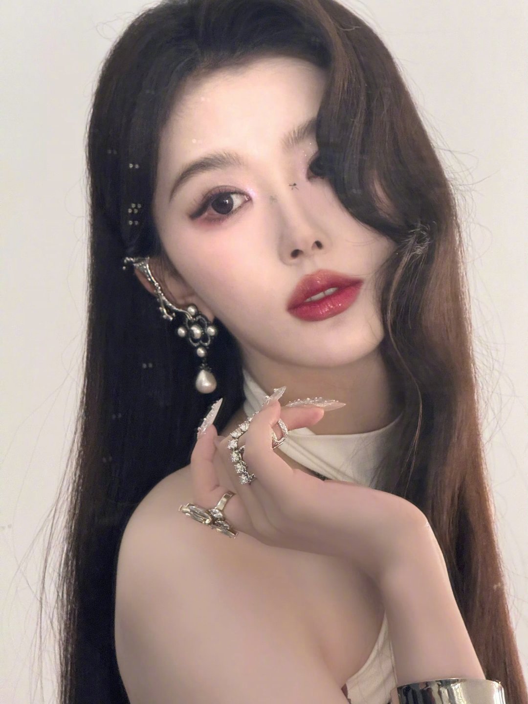 孔雪儿辟谣，顺便祝鞠婧祎生日快乐所以起因是有人说俩人相似是吗孔雪儿 我没说过请不