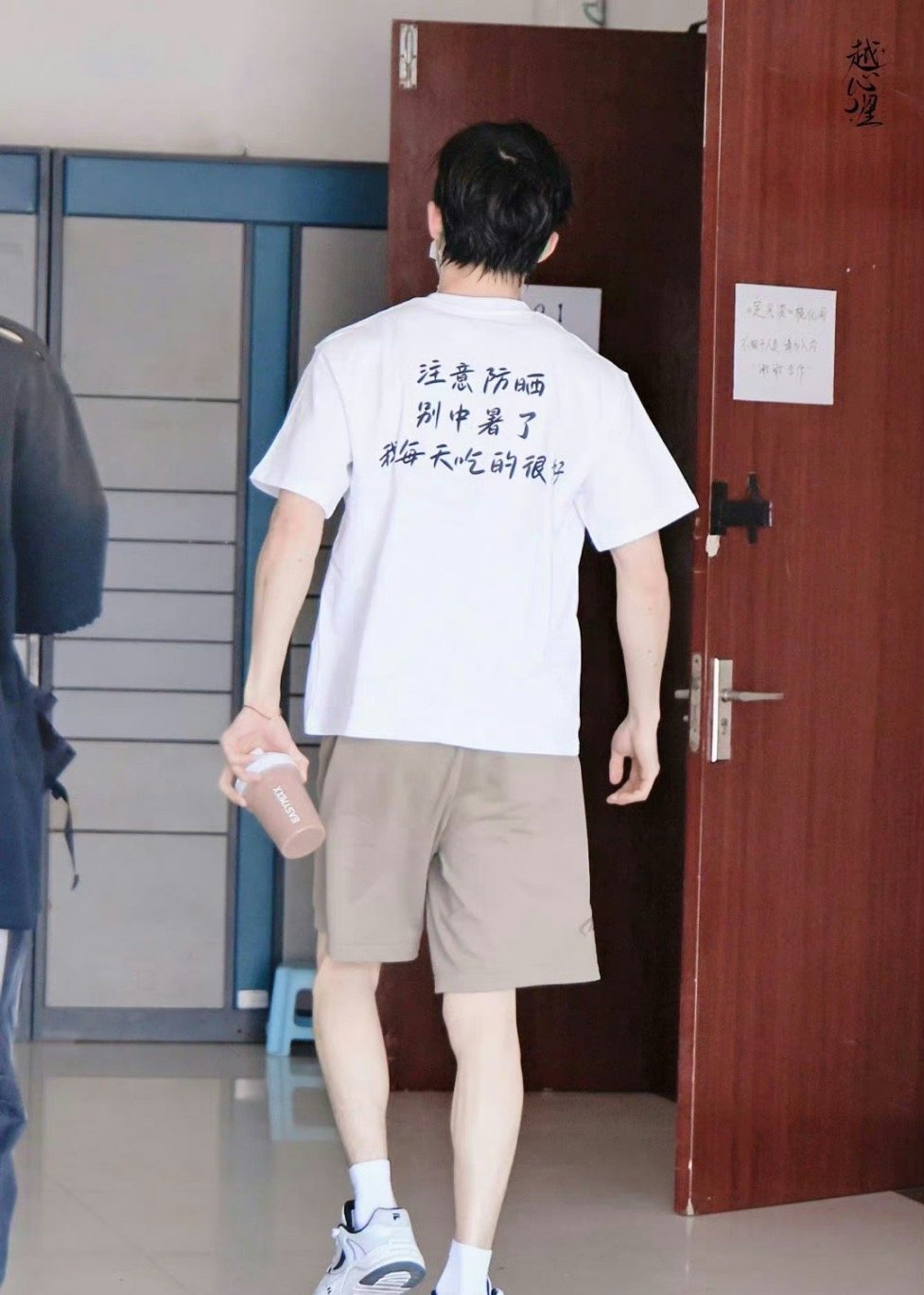 王星越这是不是在敷衍粉丝呀？直接把说的话印在衣服上 ​​​