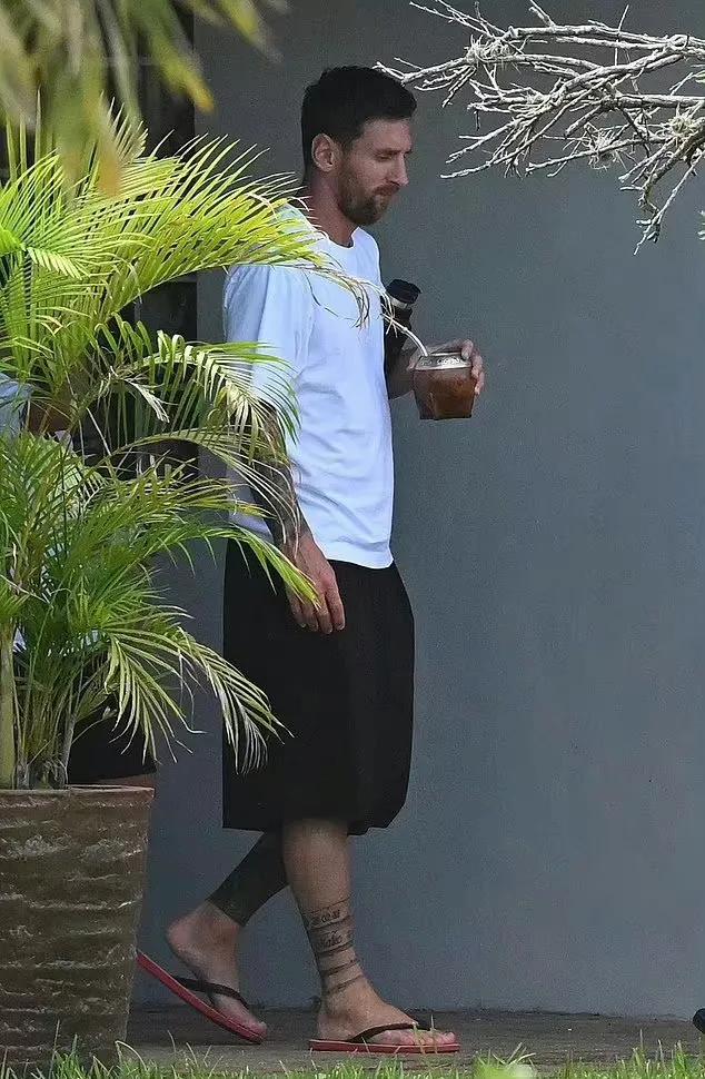 来杯马黛茶，顺便带带娃[捂脸]，这就是梅西的生活，轻松写意。